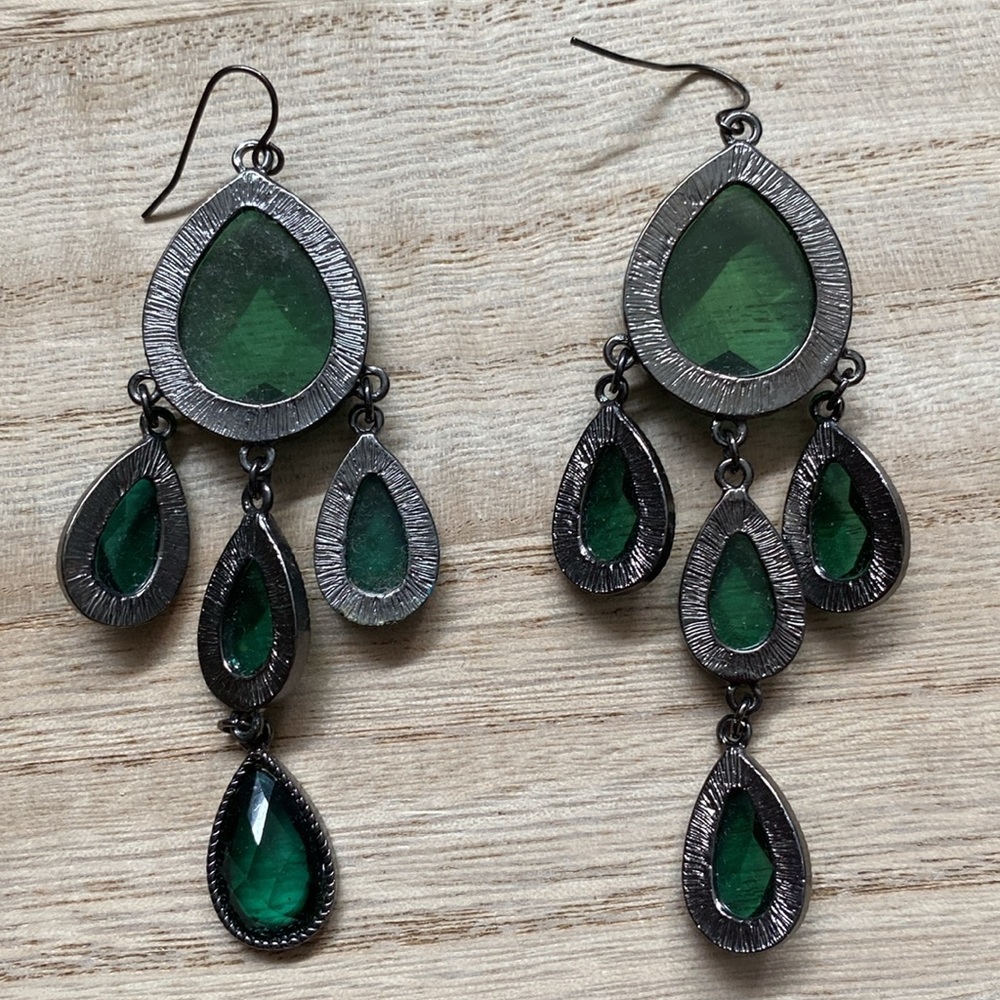 Green costume dangle earrings - Picture 9 of 11